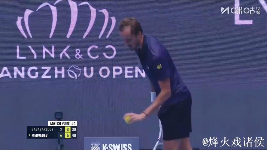 ATP巴黎大师赛：梅德韦杰夫强势晋级 阿利亚西姆惊险逆转